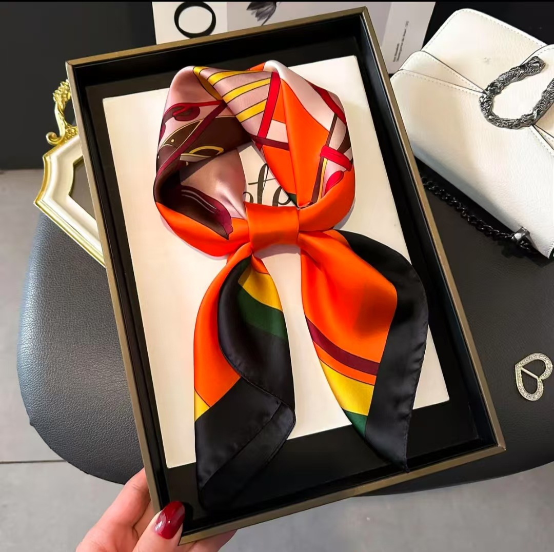 Foulard carré en soie pour fem - Luxury Bags China avis et prix